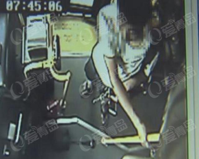 坐公交等不及到站 小伙从车窗一跃而出 坐公交等不及到站 小伙从车窗一跃而出