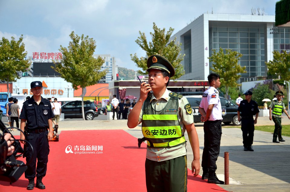 高清:啤酒节崂山会场反恐演习 场面震撼似大片