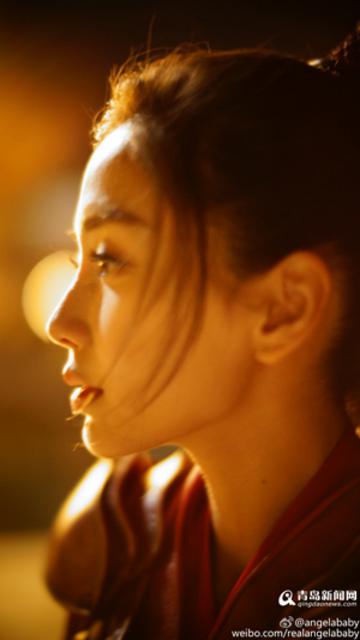 组图:Angelababy晒完美侧颜 表情迷离尽显妩媚
