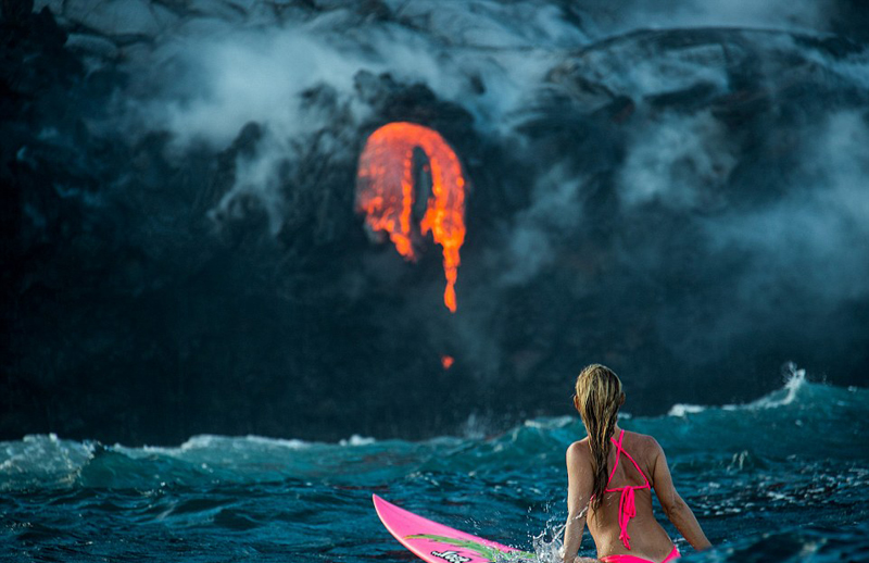 高清:真会玩!外国美女穿比基尼 喷涌火山前冲浪