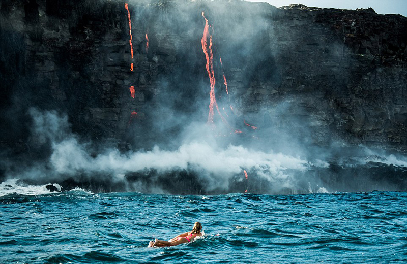 外国美女穿比基尼 喷涌火山前冲浪