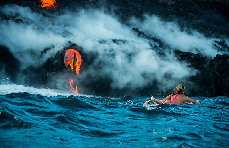 高清:真会玩!外国美女穿比基尼 喷涌火山前冲浪