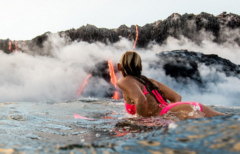 高清:真会玩!外国美女穿比基尼 喷涌火山前冲浪