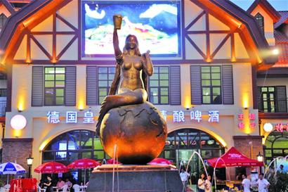 啤酒节黄岛会场景观再升级 啤酒女神雕塑引合影