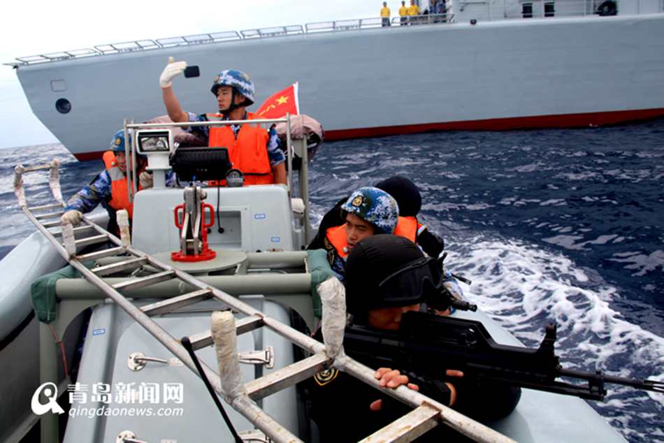 高清：护航编队开展实战化训练 模拟商船被劫持
