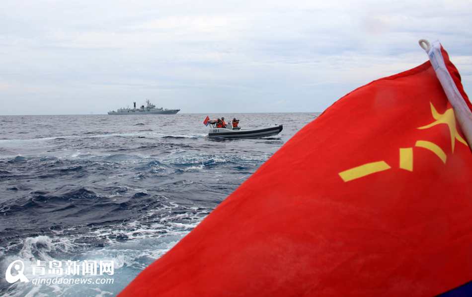 高清：护航编队开展实战化训练 模拟商船被劫持