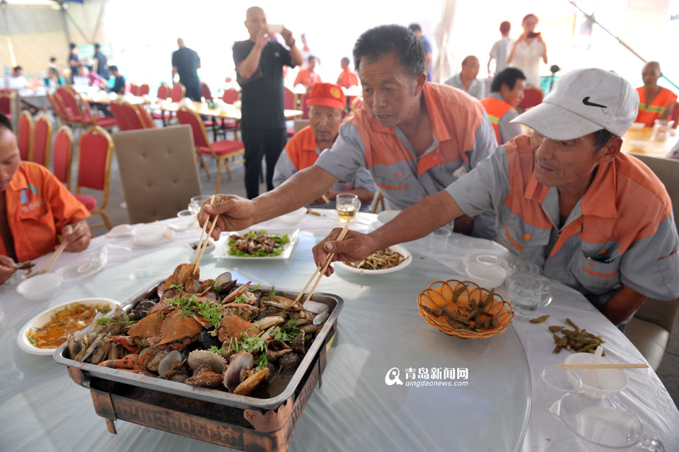 高清：海鲜大餐端上桌 环卫工免费来过啤酒节