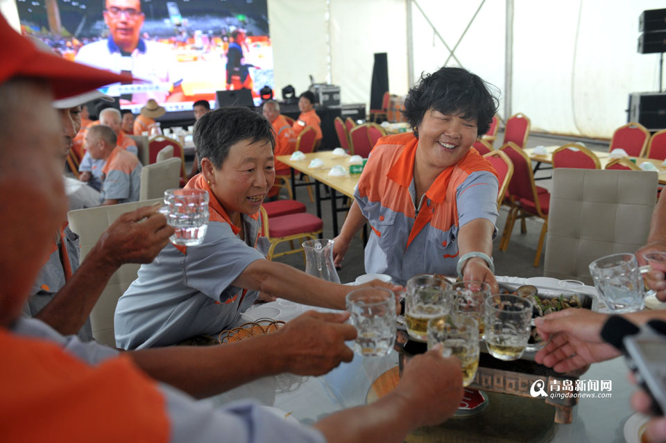 高清：海鲜大餐端上桌 环卫工免费来过啤酒节