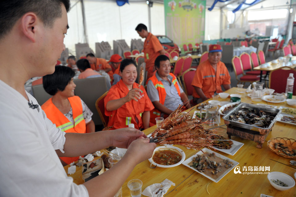 高清：海鲜大餐端上桌 环卫工免费来过啤酒节