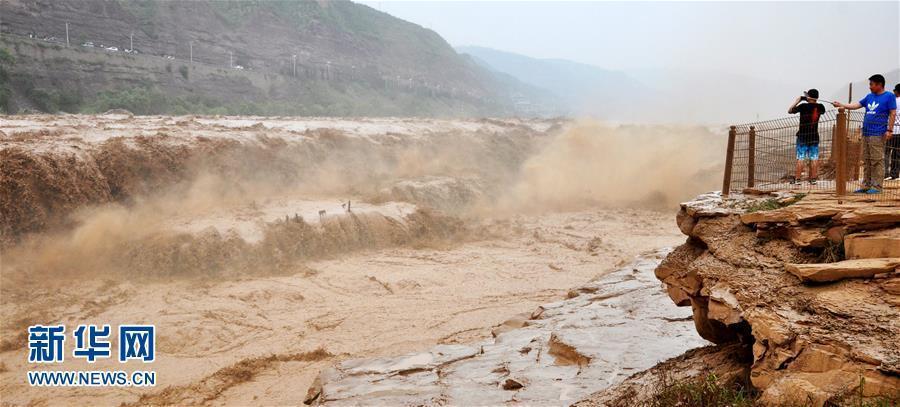 黄河壶口瀑布水量暴涨 场面壮观似特效大片