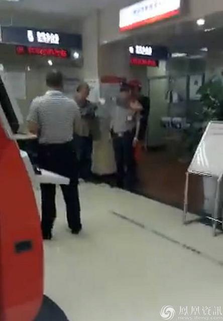 男子在银行持刀挟持保安 自称200元被取款机吞掉