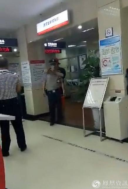 男子在银行持刀挟持保安 自称200元被取款机吞掉