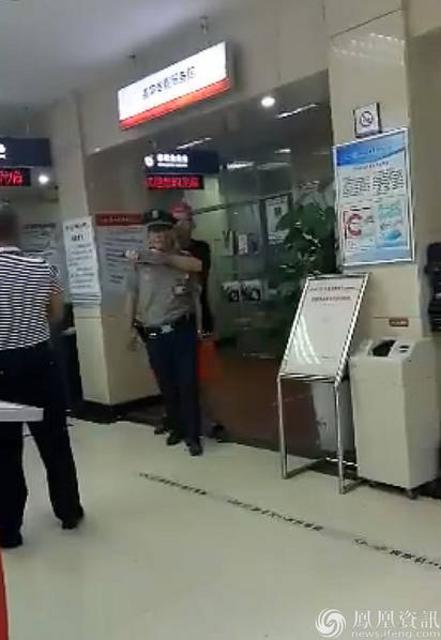 男子在银行持刀挟持保安 自称200元被取款机吞掉