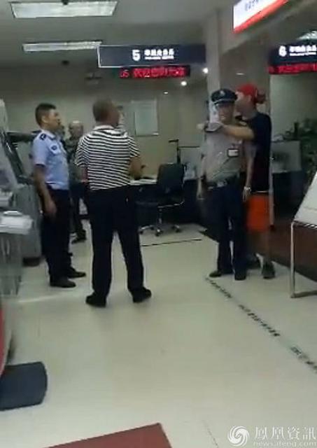男子在银行持刀挟持保安 自称200元被取款机吞掉