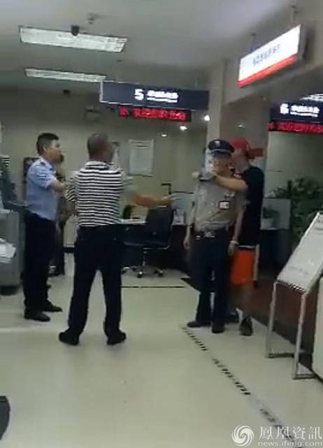 男子在银行持刀挟持保安 自称200元被取款机吞掉