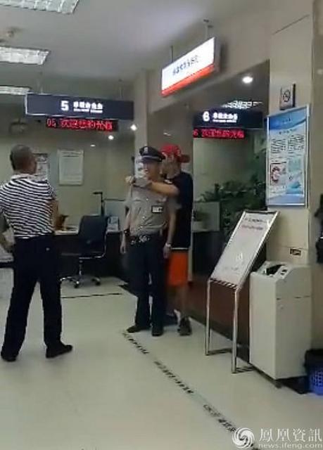 男子在银行持刀挟持保安 自称200元被取款机吞掉