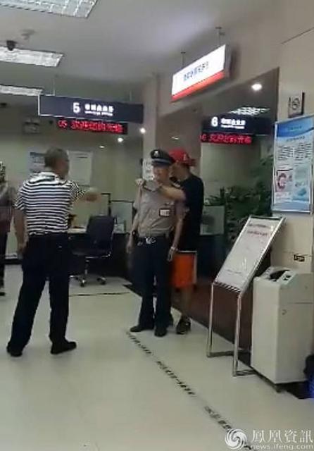 男子在银行持刀挟持保安 自称200元被取款机吞掉