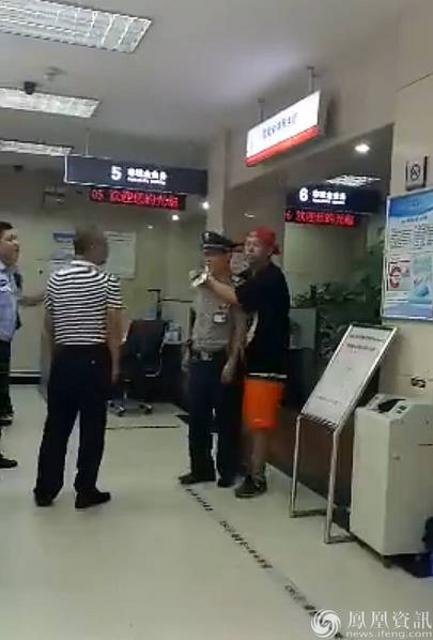 男子在银行持刀挟持保安 自称200元被取款机吞掉