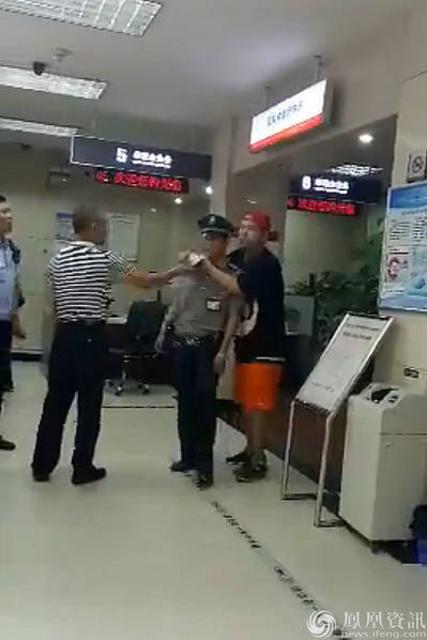 男子在银行持刀挟持保安 自称200元被取款机吞掉