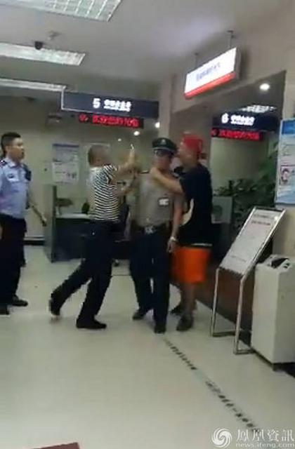 男子在银行持刀挟持保安 自称200元被取款机吞掉