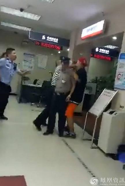 男子在银行持刀挟持保安 自称200元被取款机吞掉