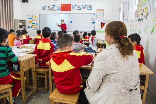48岁妈妈背着9岁脑瘫儿子求学 两人成同桌(图)