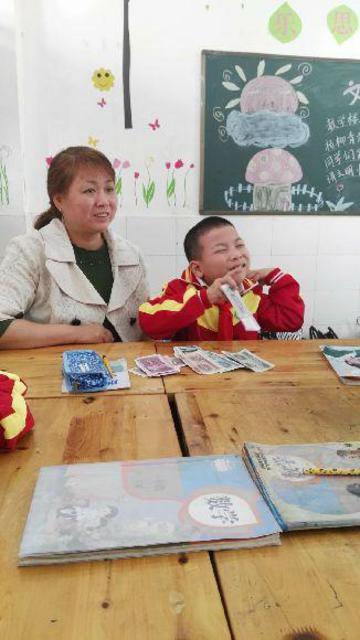 48岁妈妈背着9岁脑瘫儿子求学 两人成同桌(图)