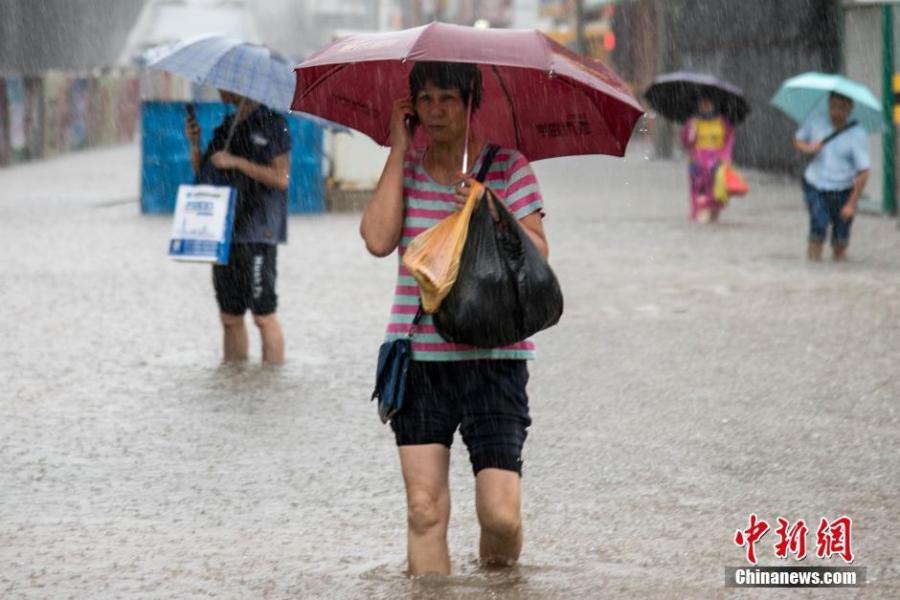 海南发布暴雨预警 内涝严重积水过膝