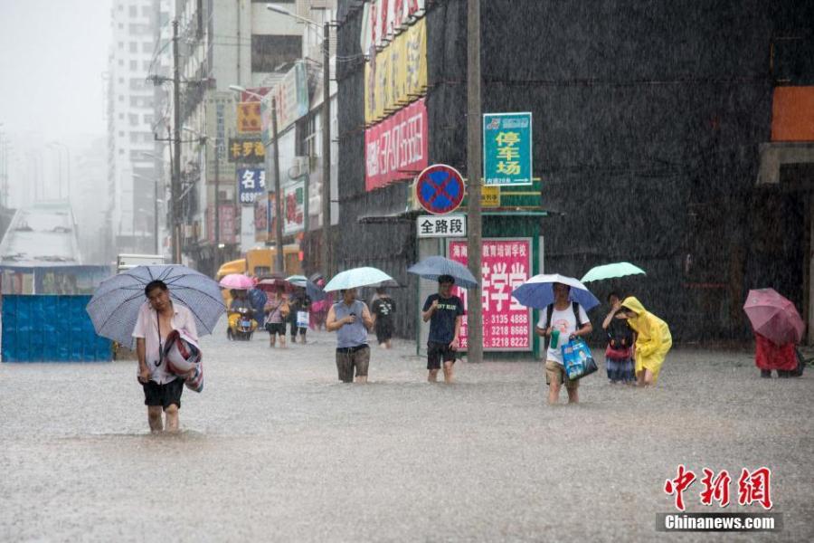 海南发布暴雨预警 内涝严重积水过膝