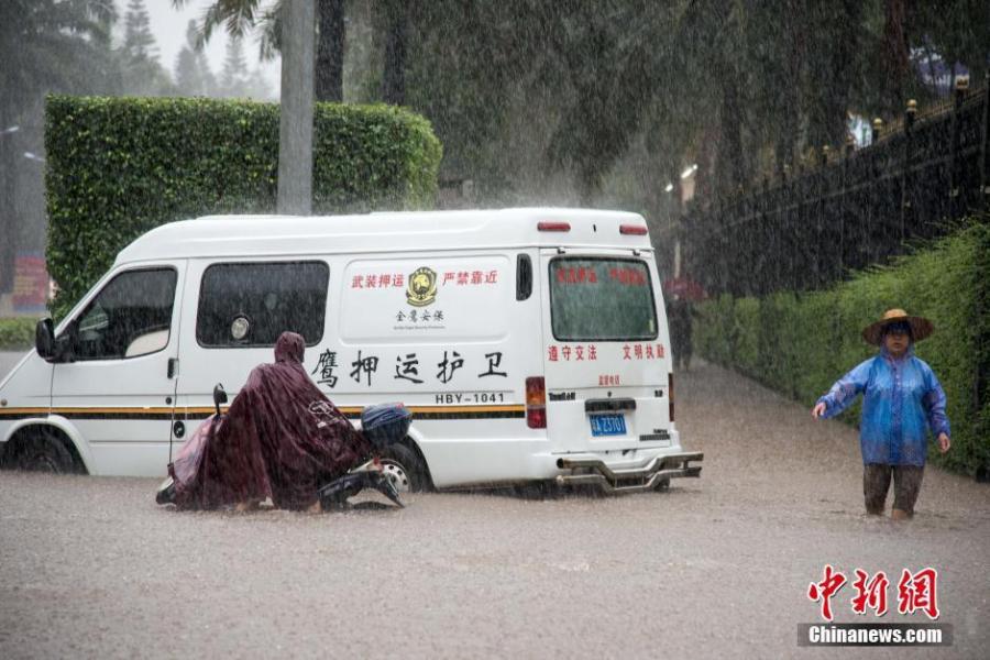 海南发布暴雨预警 内涝严重积水过膝