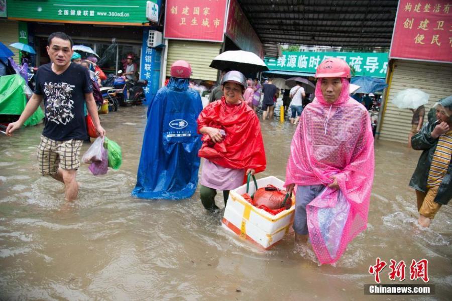 海南发布暴雨预警 内涝严重积水过膝