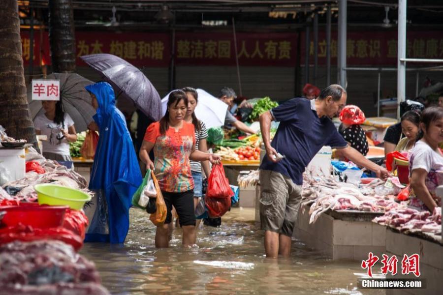 海南发布暴雨预警 内涝严重积水过膝