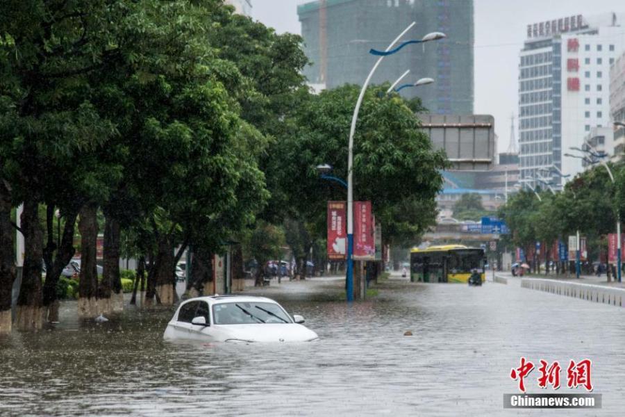 海南发布暴雨预警 内涝严重积水过膝