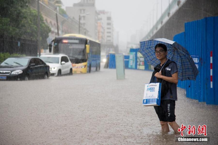 海南发布暴雨预警 内涝严重积水过膝