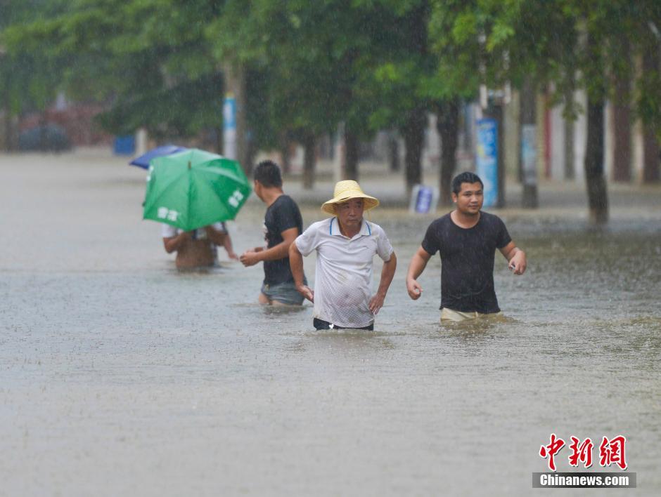     南海热带低压携暴雨袭琼 海南逾万人转移