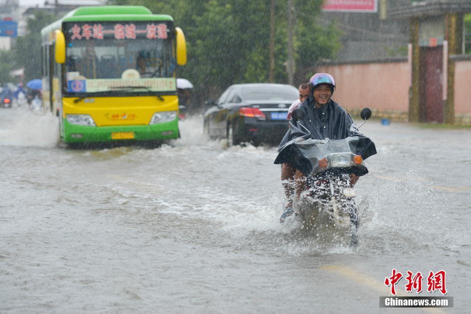     南海热带低压携暴雨袭琼 海南逾万人转移