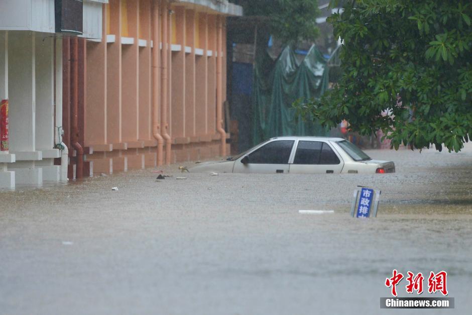     南海热带低压携暴雨袭琼 海南逾万人转移