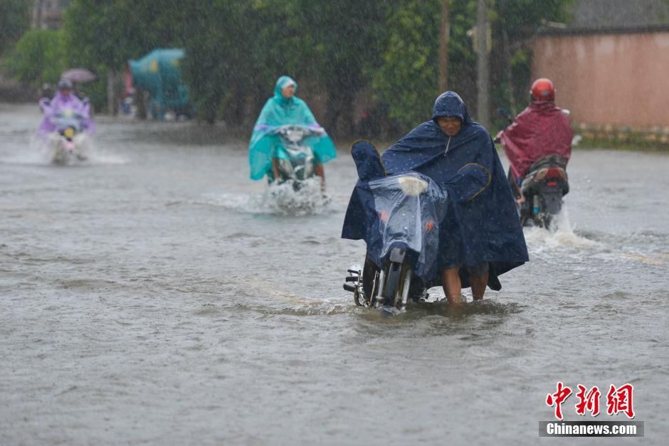     南海热带低压携暴雨袭琼 海南逾万人转移