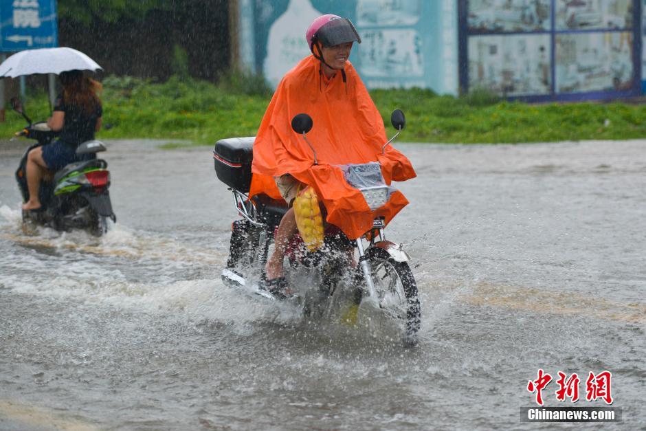     南海热带低压携暴雨袭琼 海南逾万人转移