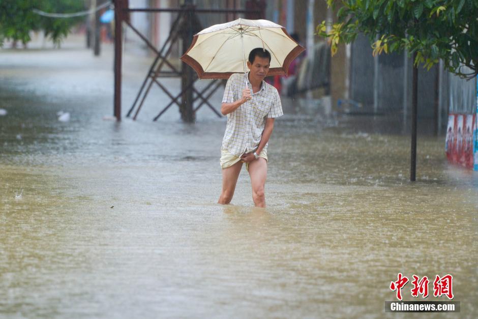     南海热带低压携暴雨袭琼 海南逾万人转移