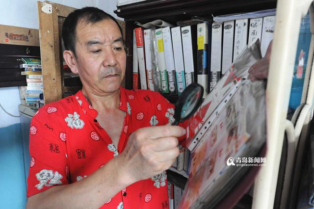 组图:青岛达人痴迷收藏烟标 这些珍品他全有
