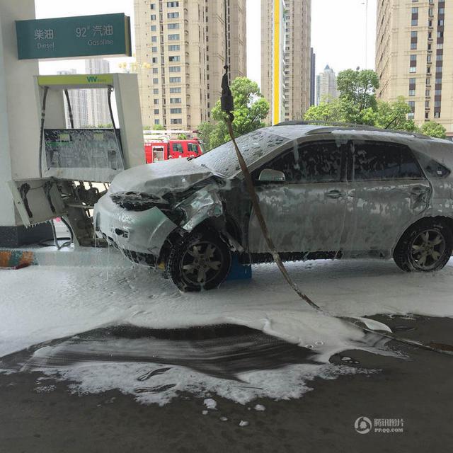 江苏无证女司机加油站内“练手” 造成交通事故