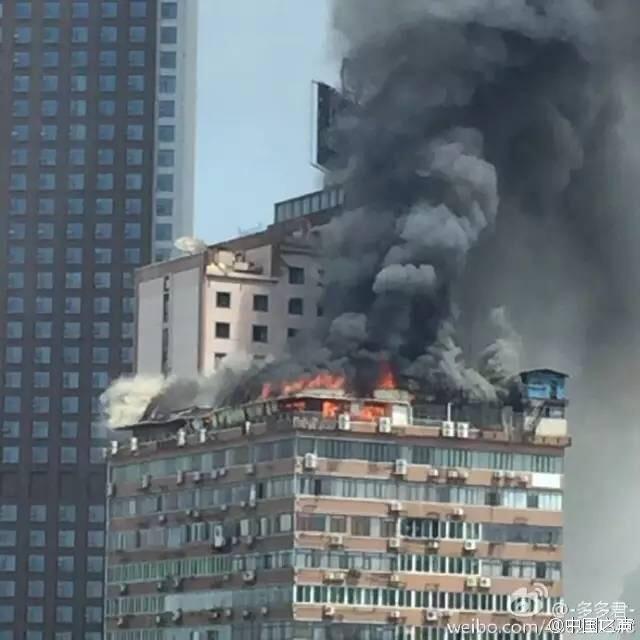 江西南昌一高楼顶楼起火 暂无人员伤亡
