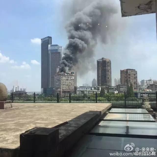江西南昌一高楼顶楼起火 暂无人员伤亡