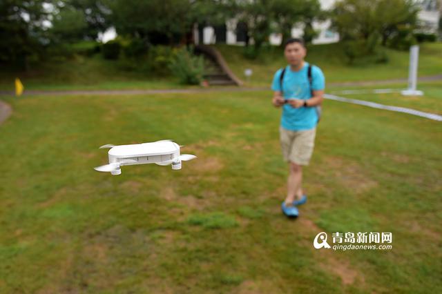 实拍口袋无人机飞行表演 可掌上起落(组图)