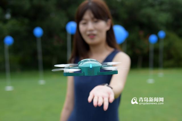 实拍口袋无人机飞行表演 可掌上起落(组图)