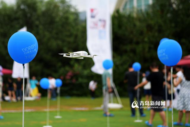 实拍口袋无人机飞行表演 可掌上起落(组图)