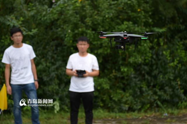 实拍口袋无人机飞行表演 可掌上起落(组图)