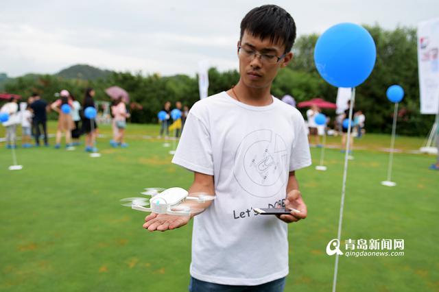 实拍口袋无人机飞行表演 可掌上起落(组图)