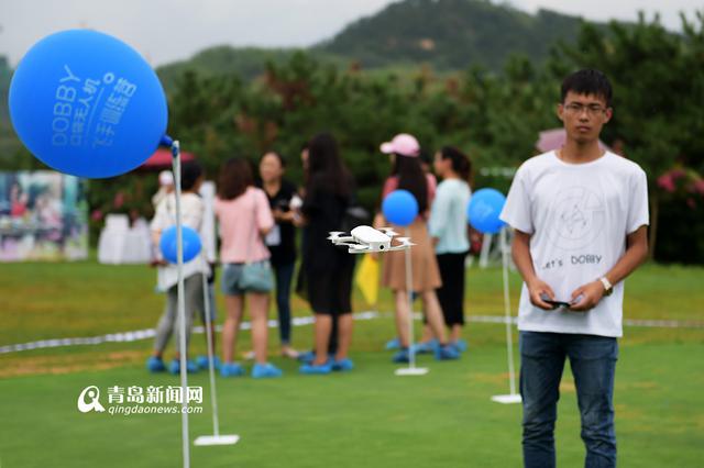 实拍口袋无人机飞行表演 可掌上起落(组图)